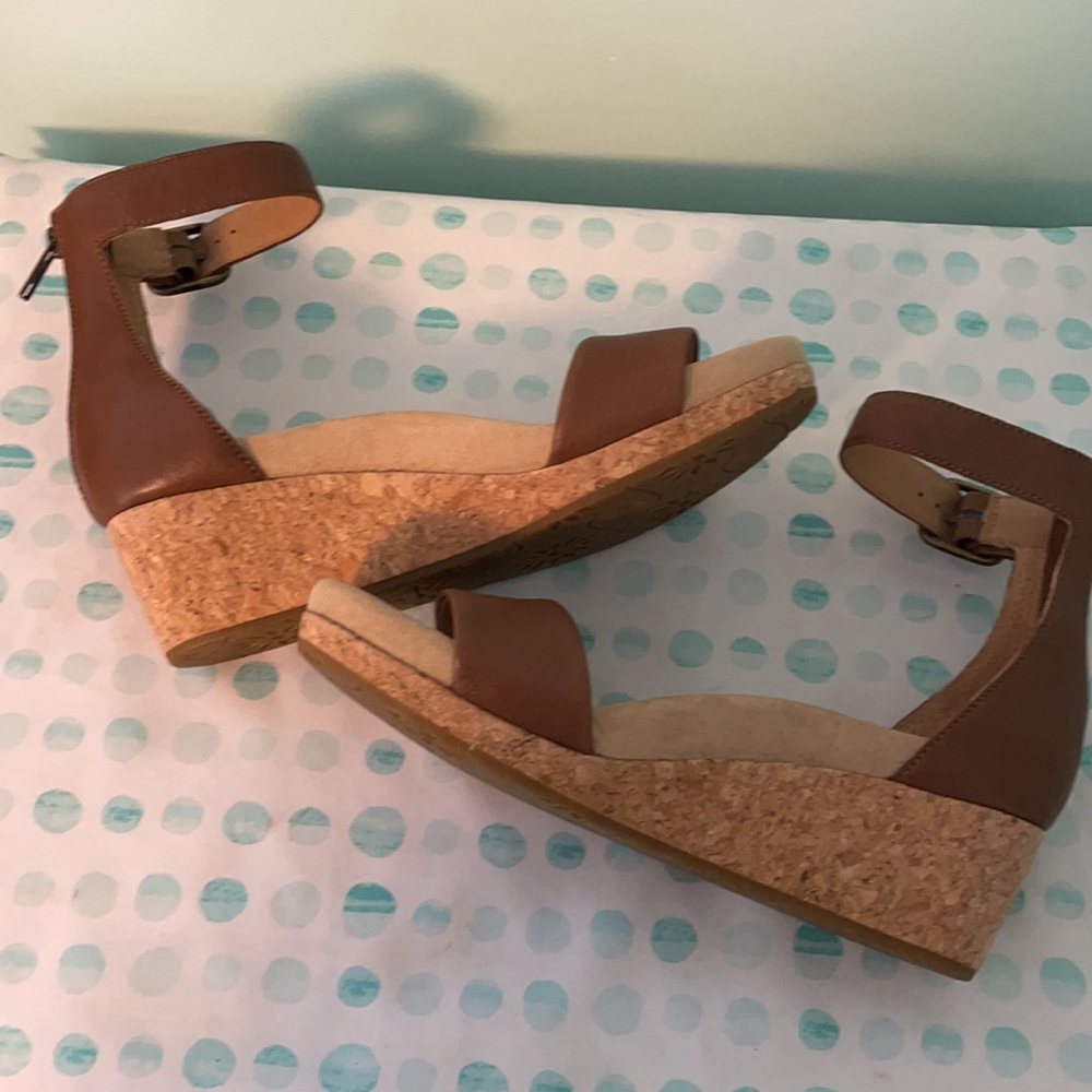 SOLD Ugg leather wedge sandals size 9 - Picture 7 of 9